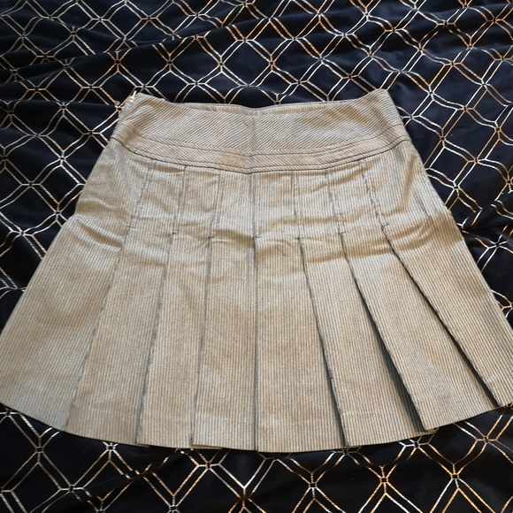 Le Chateau pleated skirt - Picture 4 of 4